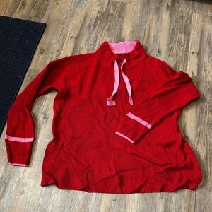 No flaws. Just wrinkled from the drawer but it’s in excellent condition.